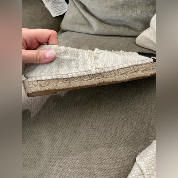 Excellent Condition Chanel White & Black Size 5 Espadrilles. 💕 - Picture 10 of 13